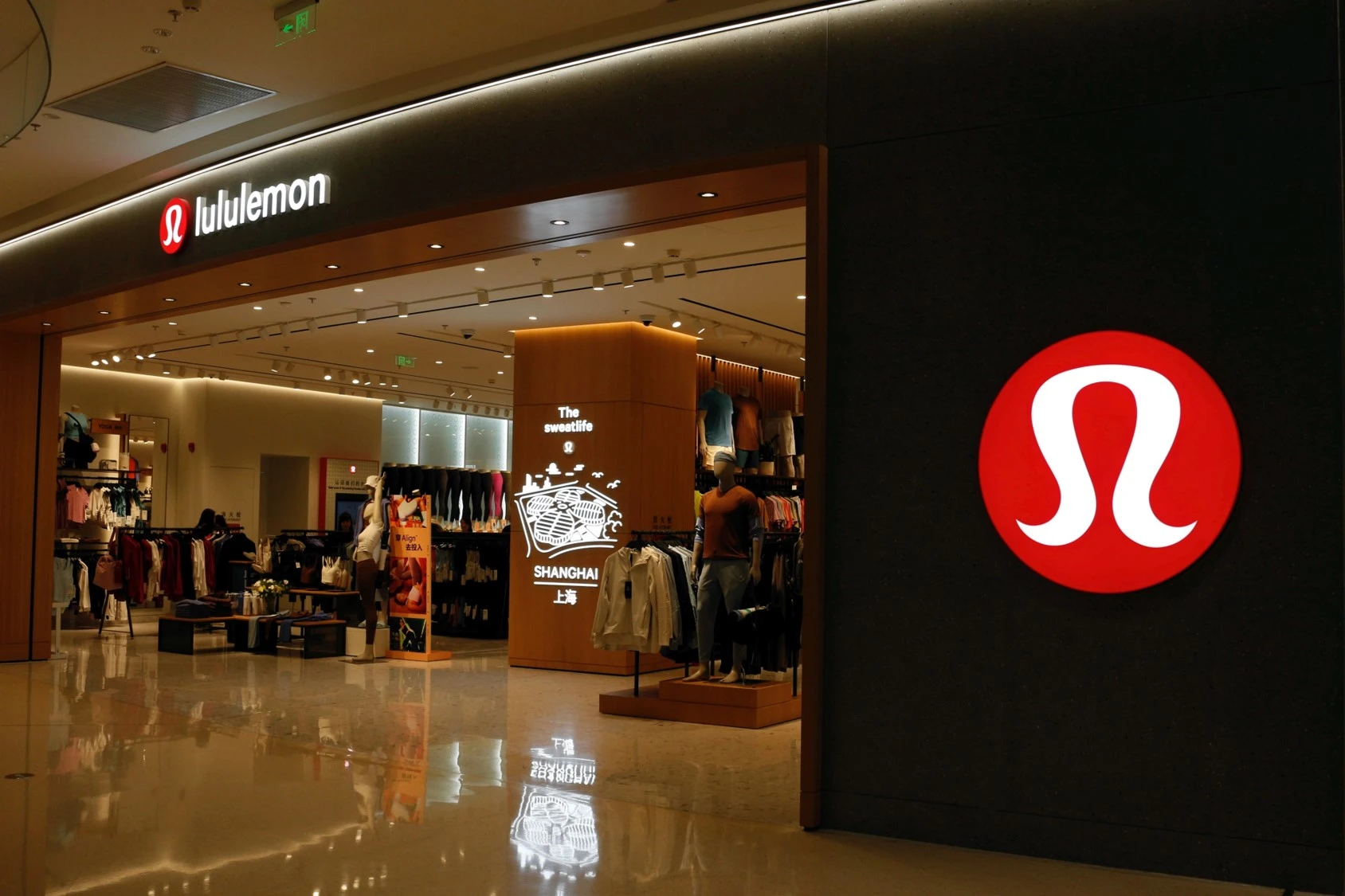 Sandalwood数据显示，Lululemon在2023年第二季度截至6月21日的中国线上销售额同比增长60%，而线下销售额同比增长173%，在运动服装行业中增长全线领先。